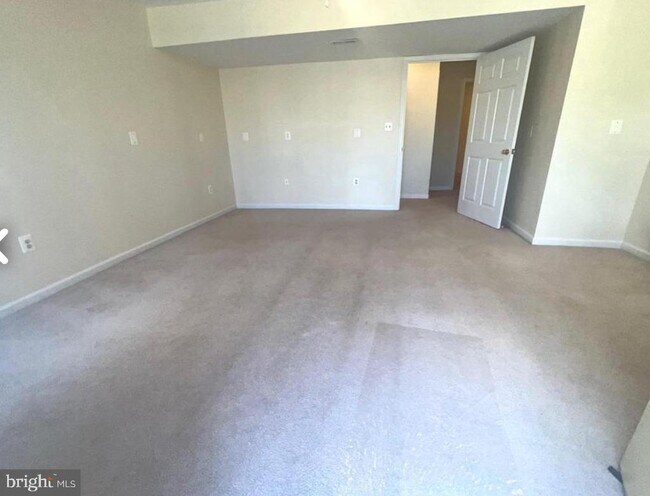 Building Photo - 9241 Greenshire Dr