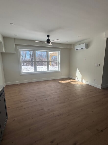 Building Photo - 404 Main St