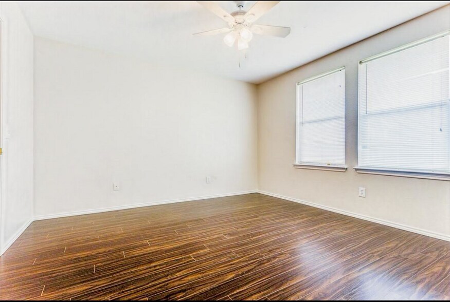 Building Photo - Room in Duplex on W Walton Way