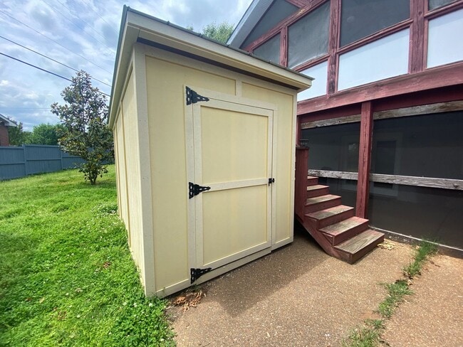Building Photo - 615 Continental Dr