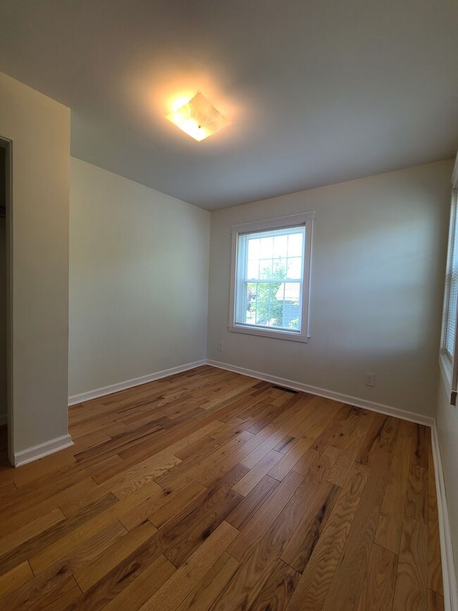 Building Photo - 3-bedroom, 2-bathroom home located in beau...