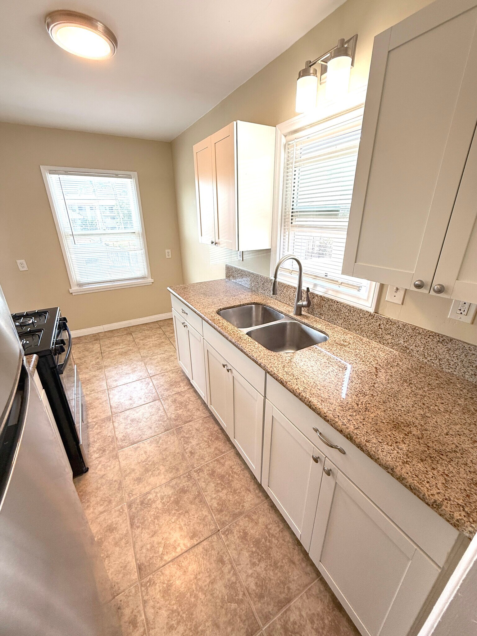 Building Photo - 180 Glover Ave