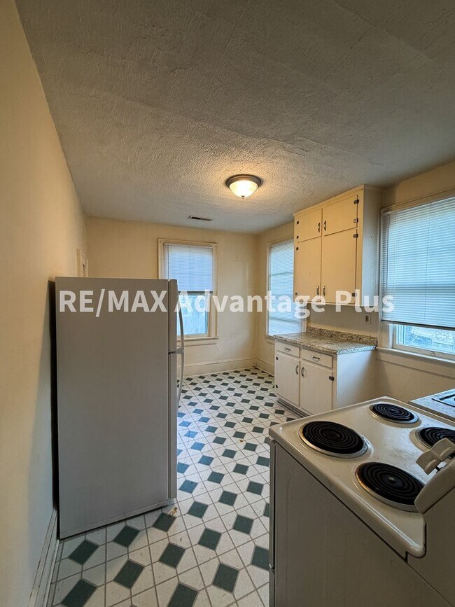 Building Photo - 106 Grove St