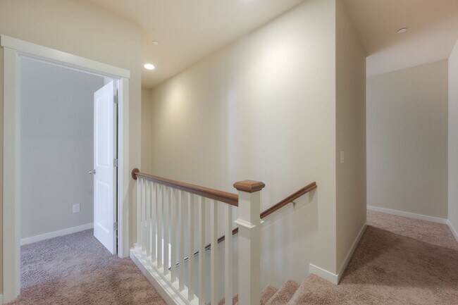 Building Photo - Spacious Brick and Wood Home in Issaquah