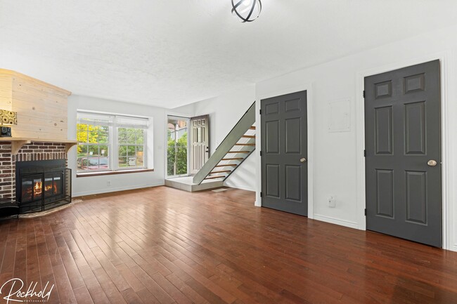 Building Photo - 1253 S Flower Cir