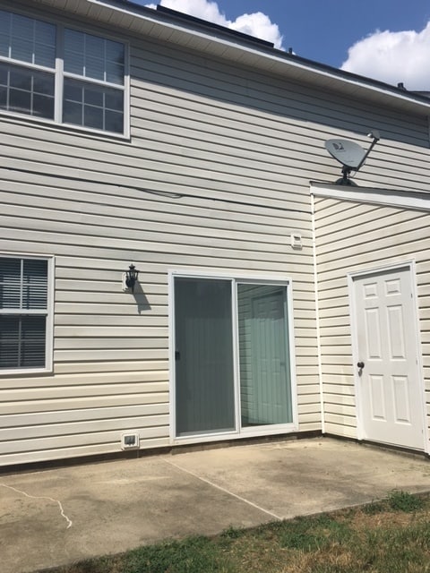 Building Photo - Townhome in University Area; Master on Main!
