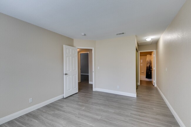 Building Photo - Charming 2-bedroom townhome in Green Valley!