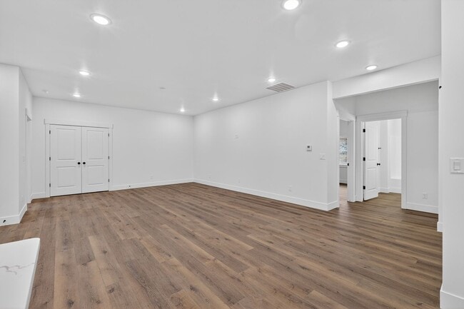 Building Photo - JR199L