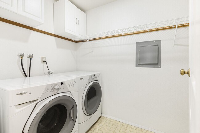 Building Photo - 2 Bed, 1 Bath Condo with Easy Access to I-405