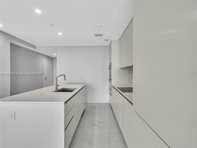 Building Photo - 700 NE 24th St