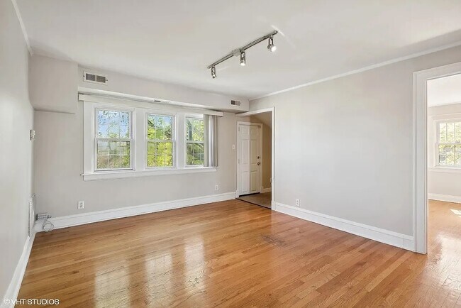 Building Photo - 2443 N Oak Park Ave