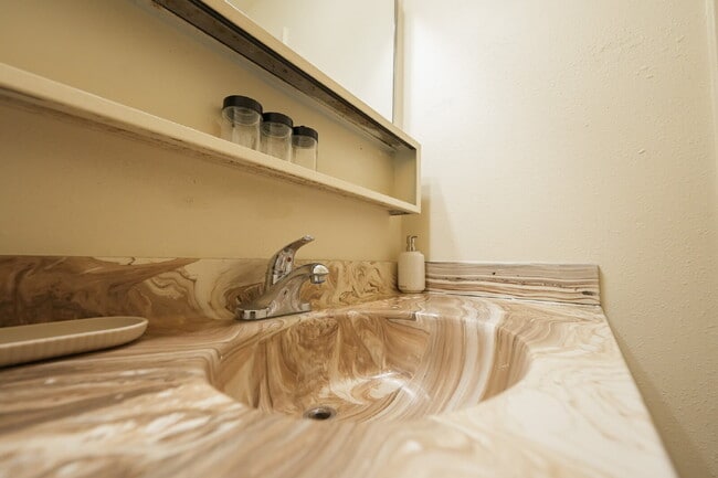 Building Photo - Furnished Master Bedroom 3 with Patio Access — Shared Executive Home