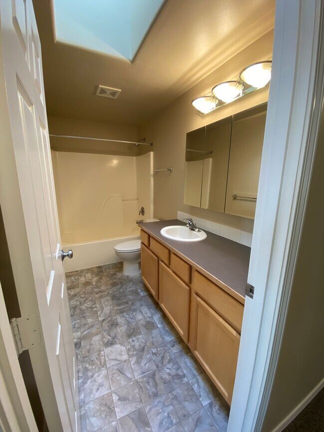 Building Photo - Beautiful Single-Level Home in Desirable NE Bend Community