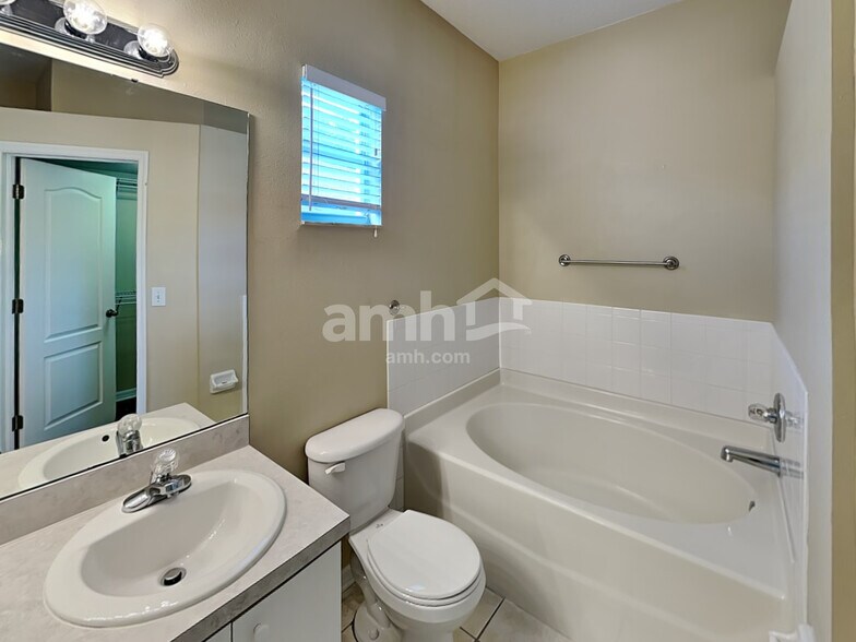 Building Photo - 7044 Monarch Park Dr