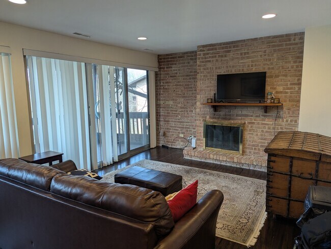 Building Photo - 5529 E Lake Dr