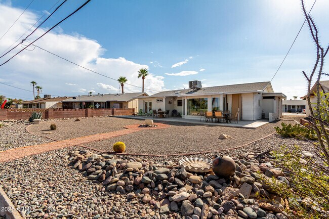 Building Photo - 10824 W Crosby Dr