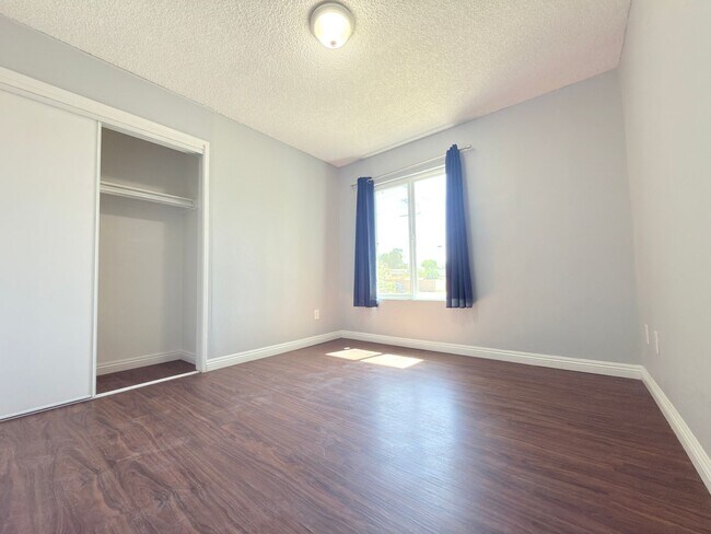 Building Photo - 9845 Hayvenhurst Ave