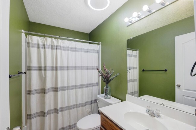 Building Photo - Lovely 2 Bedroom 2 Bathroom Located In Los...