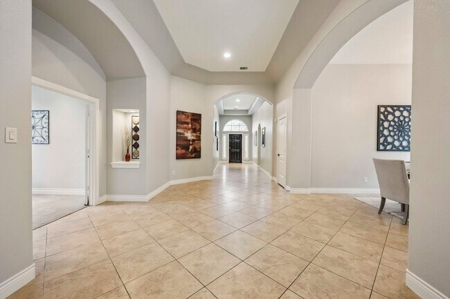 Building Photo - Beautifully maintained 4-beds, 3-bath, 3 c...