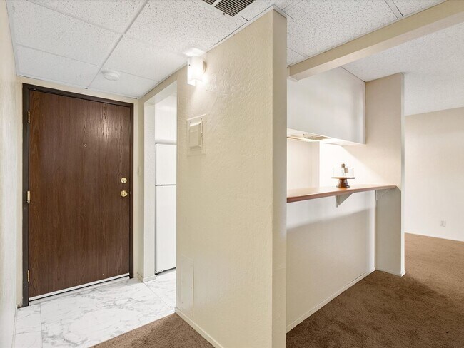 Building Photo - 2955 Lakeside Dr