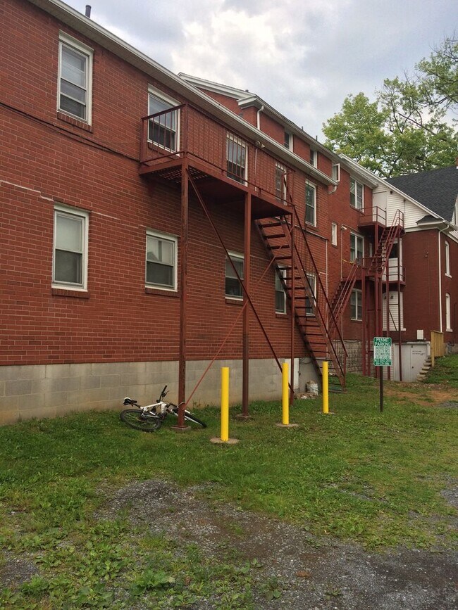 Building Photo - Flexible move in date! Two Bedroom apartme...