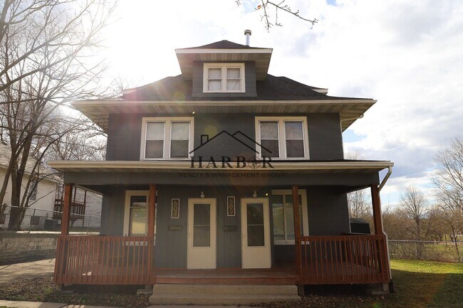 Building Photo - 11th Avenue NE Duplex