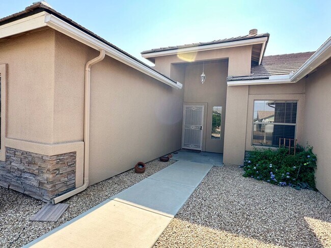 Building Photo - Beautiful 3 bedroom, 3 bathroom home with ...