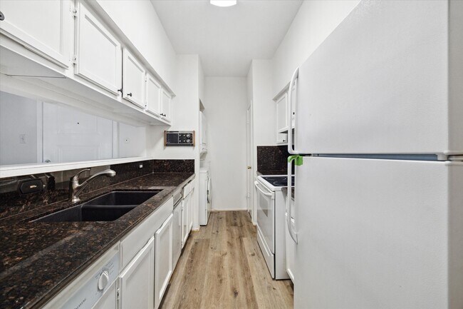 Building Photo - 2425 Augusta Dr