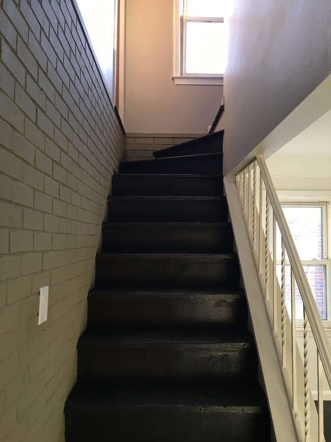 Building Photo - Spacious Royal Oak Bungalow