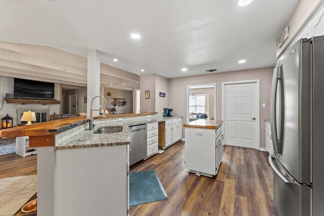 Building Photo - 117 Holly Hill Dr