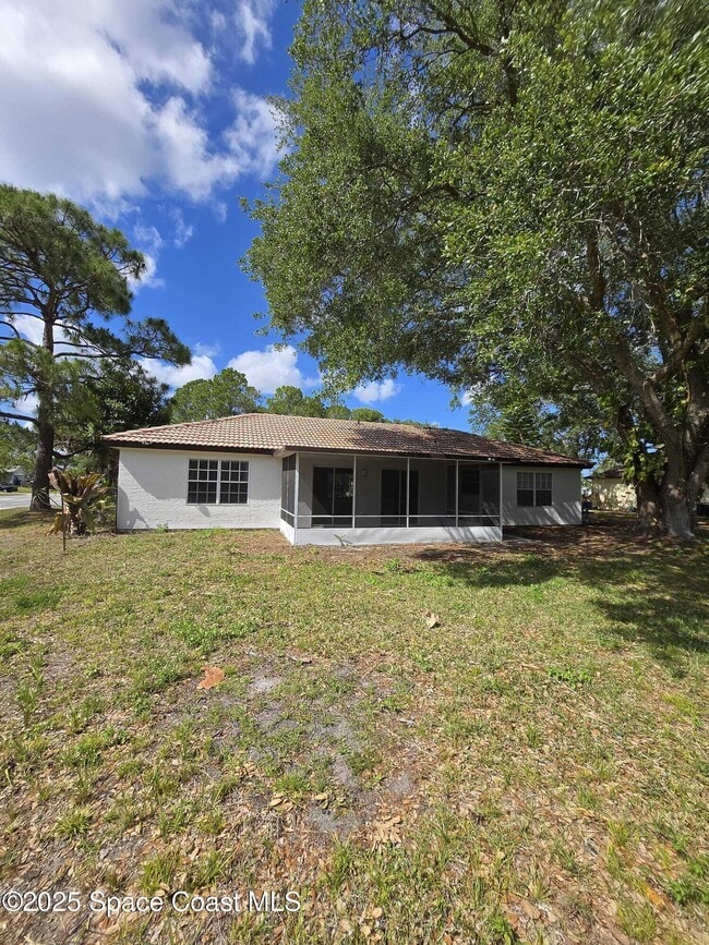 Building Photo - 400 Koutnik Rd SE