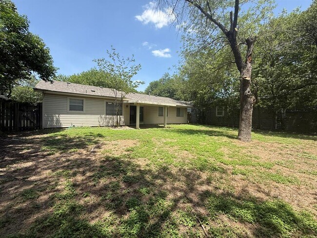 Building Photo - 2805 Ashdale Dr