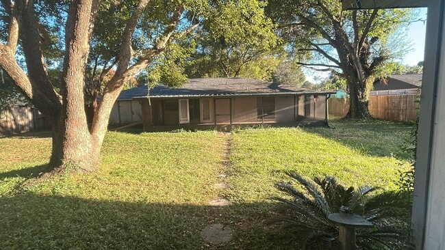 Building Photo - Welcome Home to your 4/2 in Seffner!