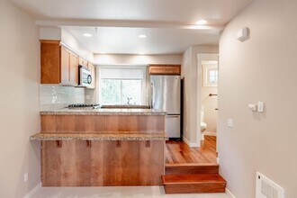 Building Photo - Beautiful townhouse 3 beds 2.5 baths and garage.