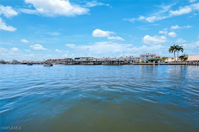 Building Photo - 800 River Point Dr