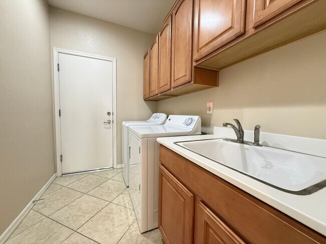 Building Photo - 2240 Shadow Canyon Dr