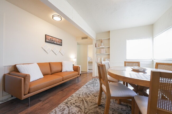 Building Photo - Furnished Master Bedroom 3 with Patio Access — Shared Executive Home