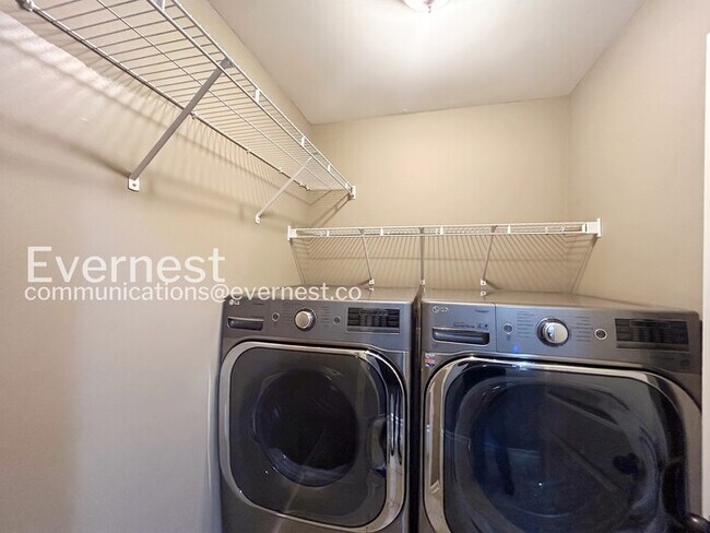 Building Photo - 4 Bed/2.5 Bath Home with Garage / Pet-Friendly / Vouchers Accepted / Available Now!