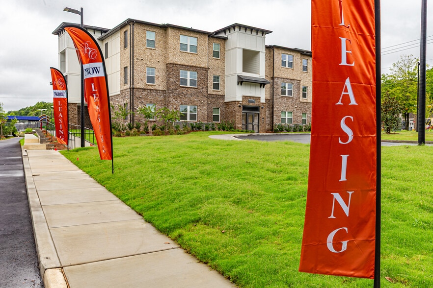 Exterior of Building - Brentwood Commons