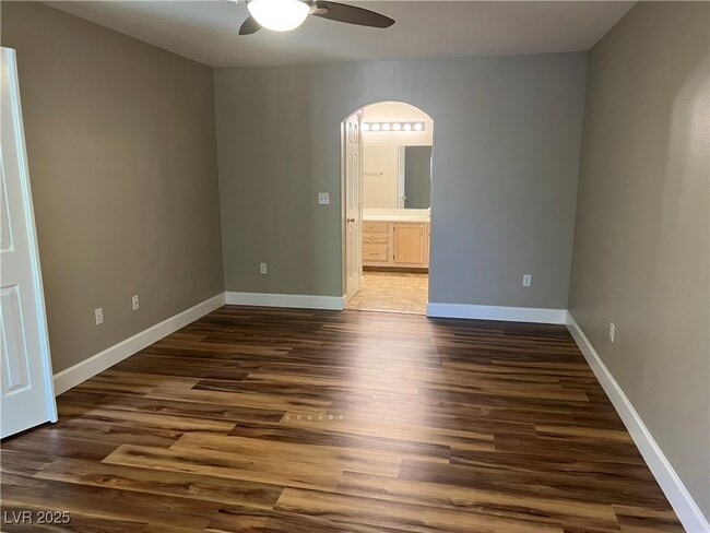 Building Photo - 910 Elegant Coral Ave