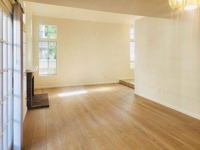 Building Photo - 2275 Hawthorne Pl