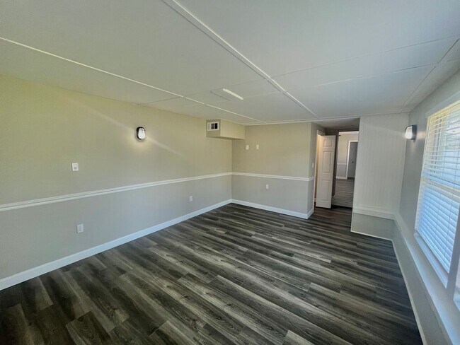 Building Photo - 3 Bed, 2 Bath DeBary Home with Modern Upda...