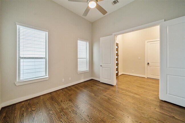 Building Photo - 5815 E Post Oak Ln