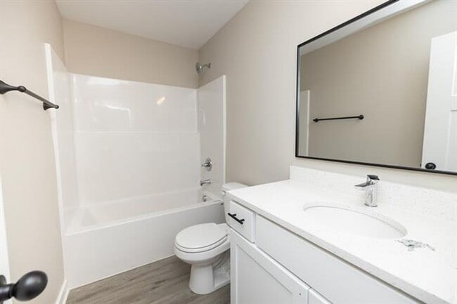 Building Photo - 542-544 W 50th Ct S