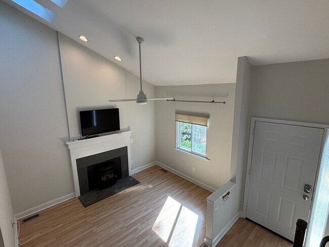 Building Photo - Adorable 1 bedroom 1.5. bath end unit townhouse in Annapolis