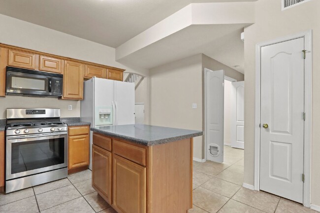 Building Photo - "Charming 3-Bed El Paso Retreat with Cozy ...