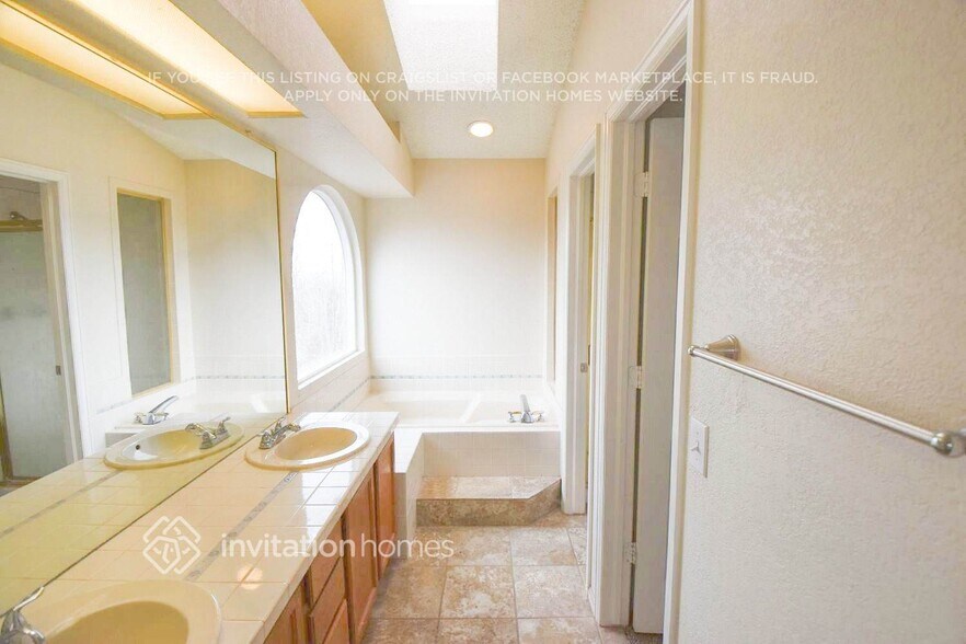 Building Photo - 1572 Beacon Hill Dr