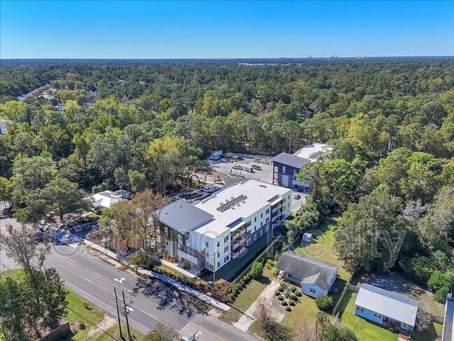 Building Photo - 610 S Kerr Ave