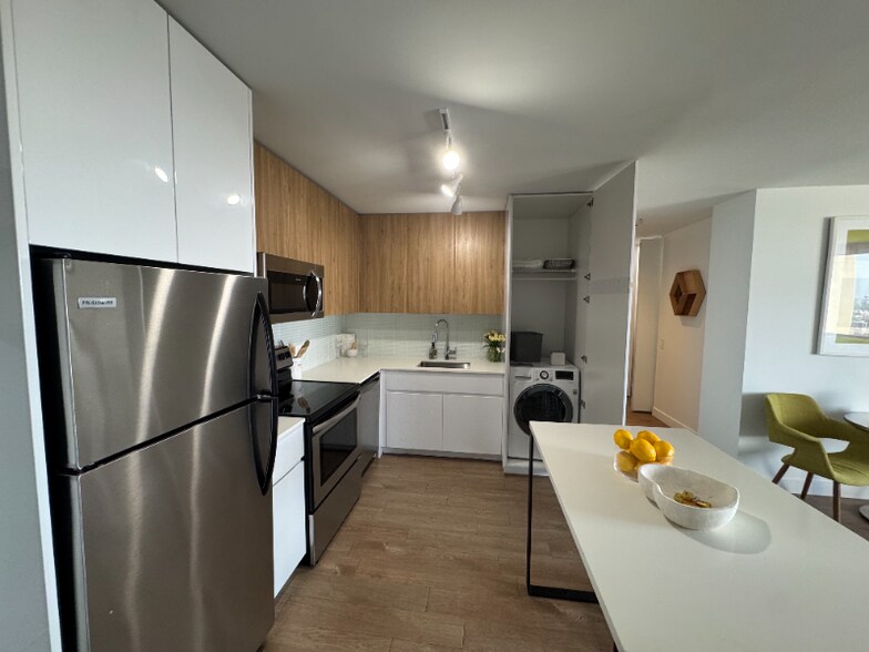 Building Photo - 2619 N Clark St