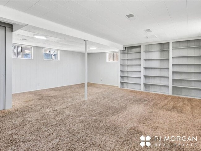 Building Photo - 3 bedroom, 2 Bathroom Home - Available Now